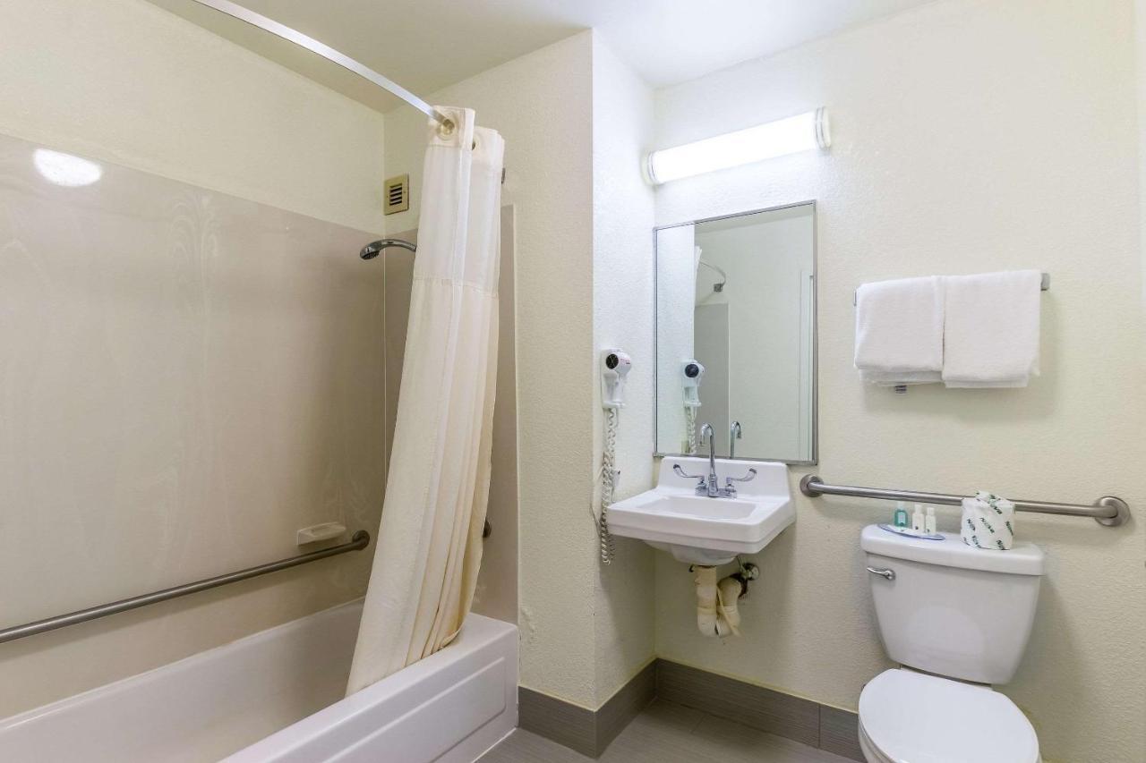 Quality Inn Milwaukee- Brookfield Dış mekan fotoğraf