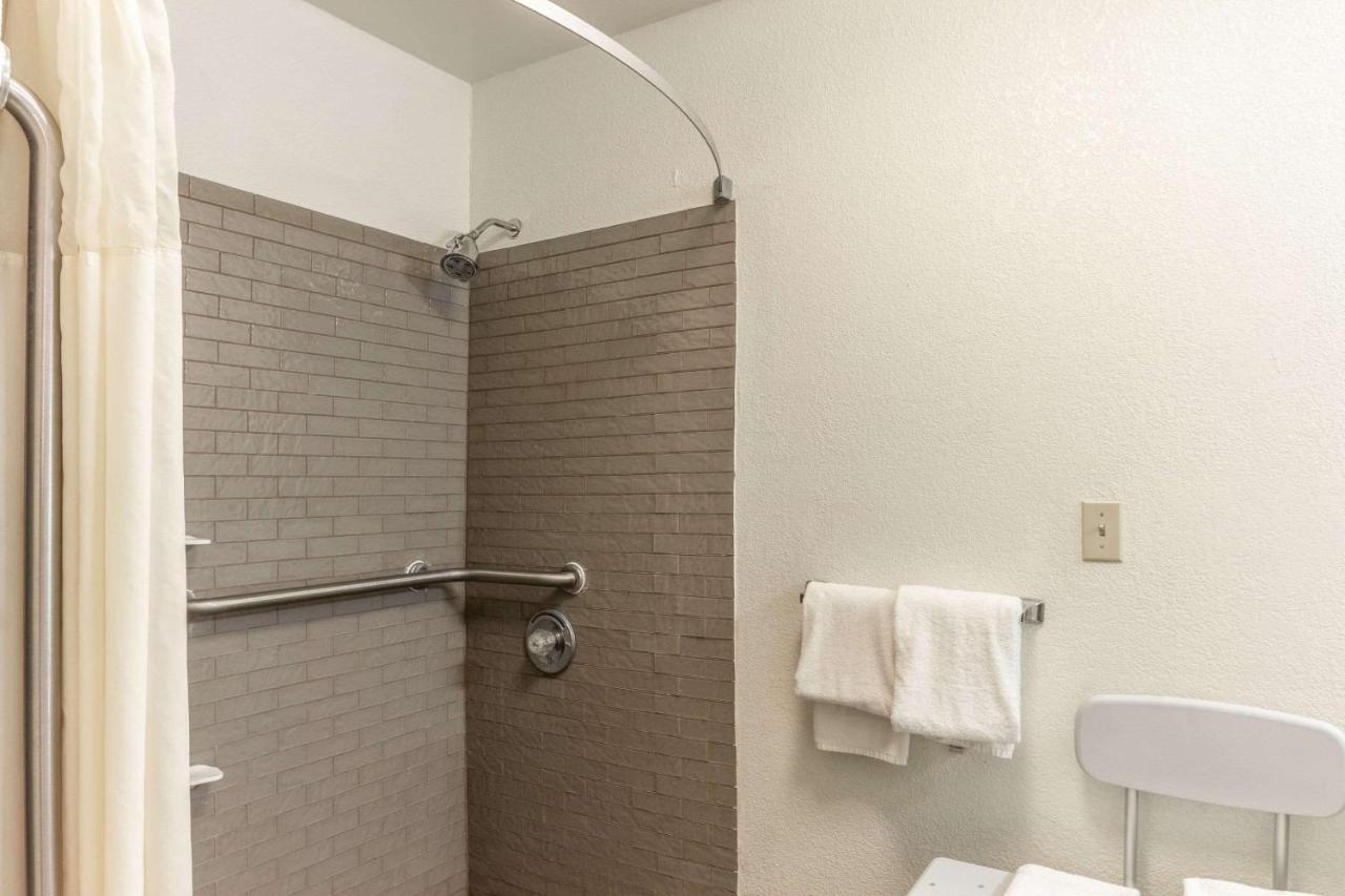 Quality Inn Milwaukee- Brookfield Dış mekan fotoğraf