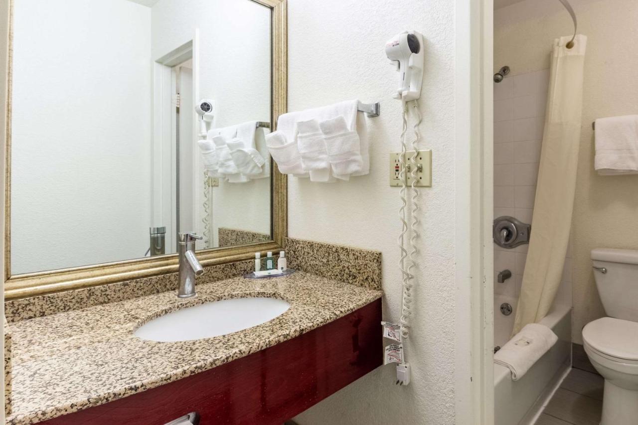 Quality Inn Milwaukee- Brookfield Dış mekan fotoğraf
